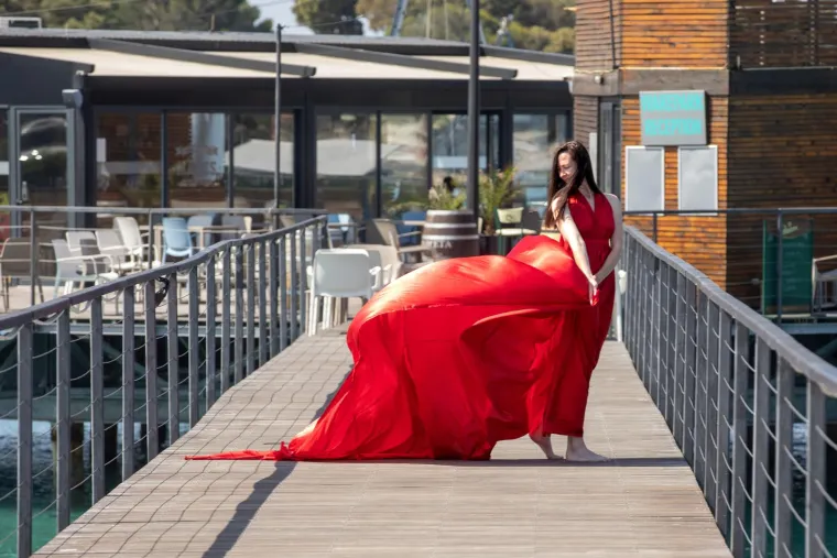 Djevojka u crvenoj haljini oduzima dah: Pogledajte senzacionalne fotke s plaže  u Puli