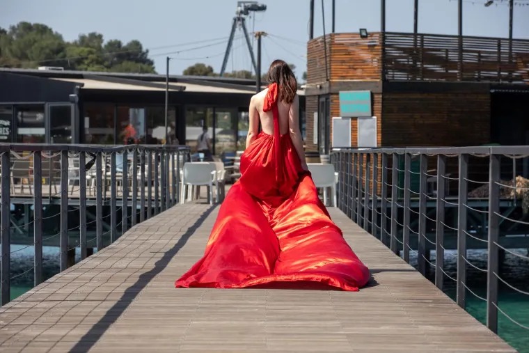 Djevojka u crvenoj haljini oduzima dah: Pogledajte senzacionalne fotke s plaže  u Puli