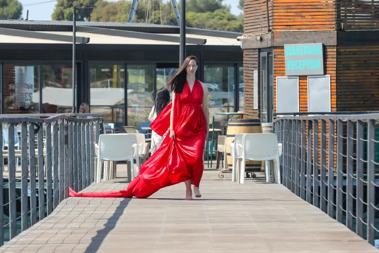 Djevojka u crvenoj haljini oduzima dah: Pogledajte senzacionalne fotke s plaže  u Puli