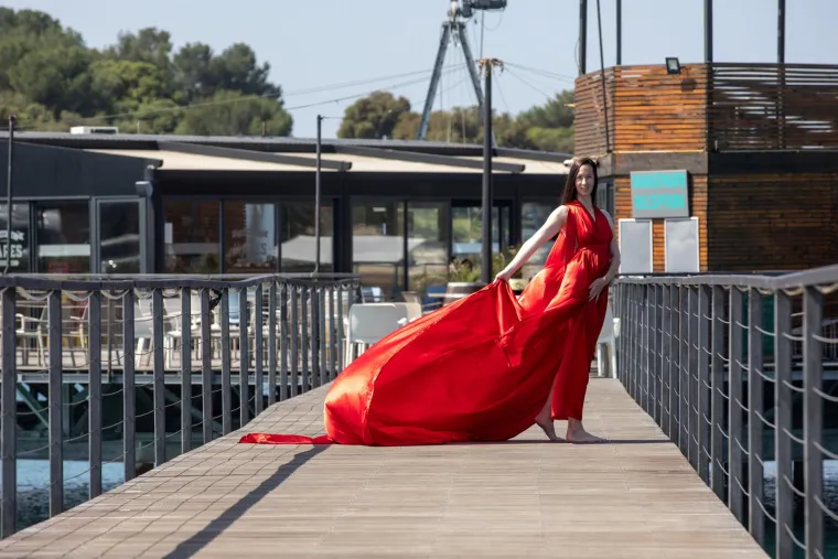Djevojka u crvenoj haljini oduzima dah: Pogledajte senzacionalne fotke s plaže  u Puli