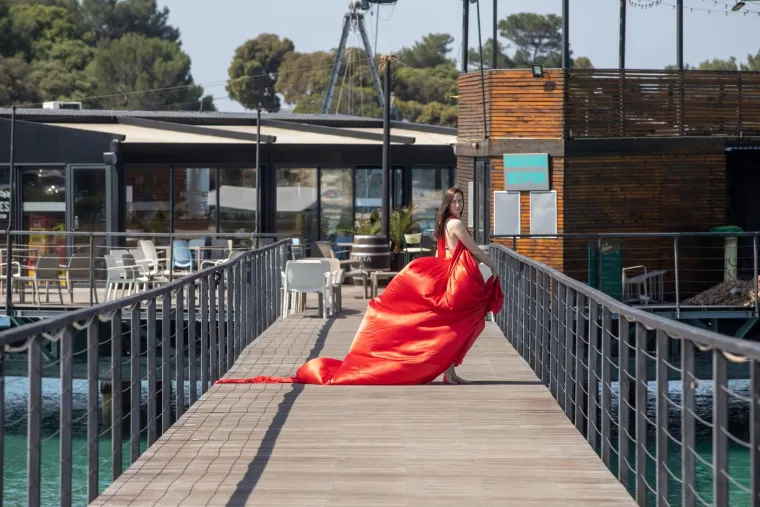 Djevojka u crvenoj haljini oduzima dah: Pogledajte senzacionalne fotke s plaže  u Puli