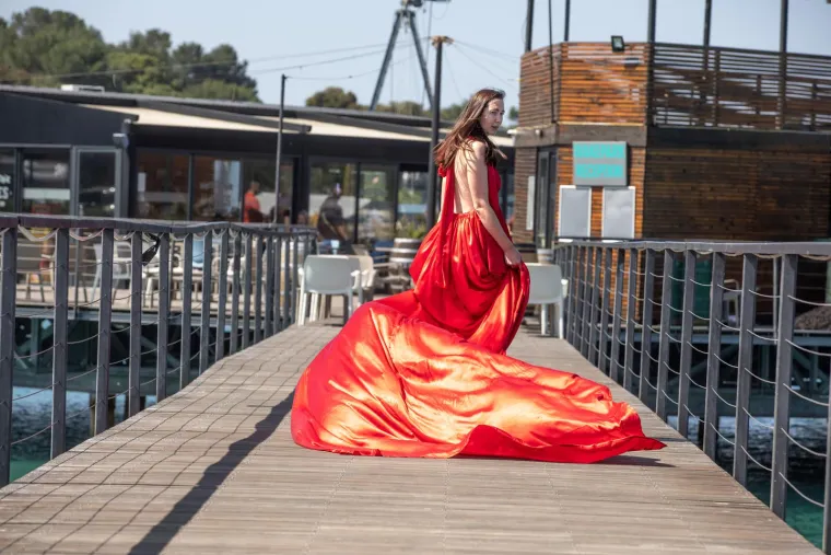 Djevojka u crvenoj haljini oduzima dah: Pogledajte senzacionalne fotke s plaže  u Puli