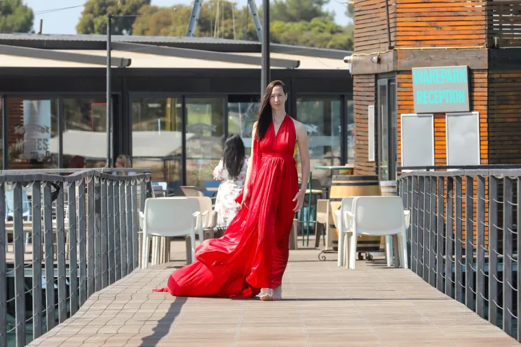 Djevojka u crvenoj haljini oduzima dah: Pogledajte senzacionalne fotke s plaže  u Puli