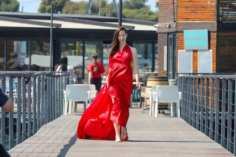 Djevojka u crvenoj haljini oduzima dah: Pogledajte senzacionalne fotke s plaže  u Puli