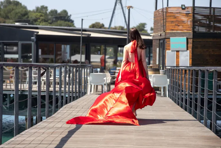 Djevojka u crvenoj haljini oduzima dah: Pogledajte senzacionalne fotke s plaže  u Puli