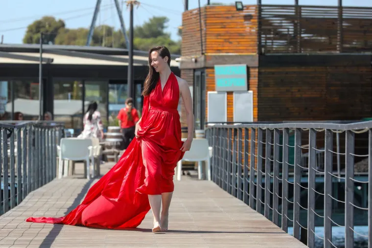 Djevojka u crvenoj haljini oduzima dah: Pogledajte senzacionalne fotke s plaže  u Puli