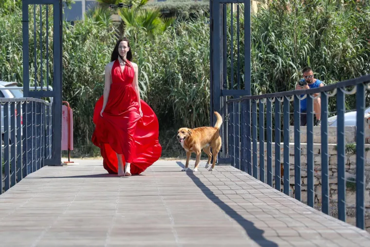 Djevojka u crvenoj haljini oduzima dah: Pogledajte senzacionalne fotke s plaže  u Puli