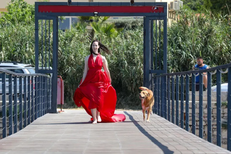 Djevojka u crvenoj haljini oduzima dah: Pogledajte senzacionalne fotke s plaže  u Puli