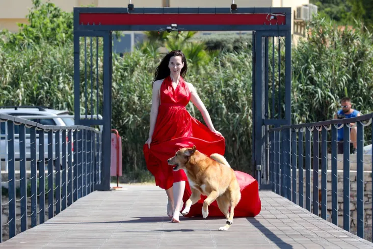 Djevojka u crvenoj haljini oduzima dah: Pogledajte senzacionalne fotke s plaže  u Puli