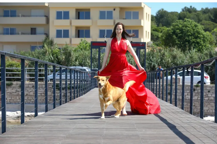 Djevojka u crvenoj haljini oduzima dah: Pogledajte senzacionalne fotke s plaže  u Puli
