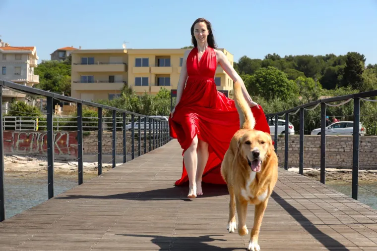 Djevojka u crvenoj haljini oduzima dah: Pogledajte senzacionalne fotke s plaže  u Puli
