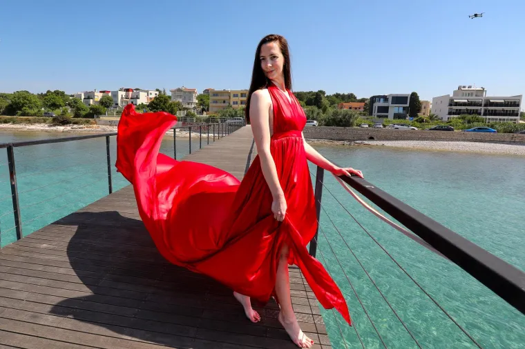 Djevojka u crvenoj haljini oduzima dah: Pogledajte senzacionalne fotke s plaže  u Puli