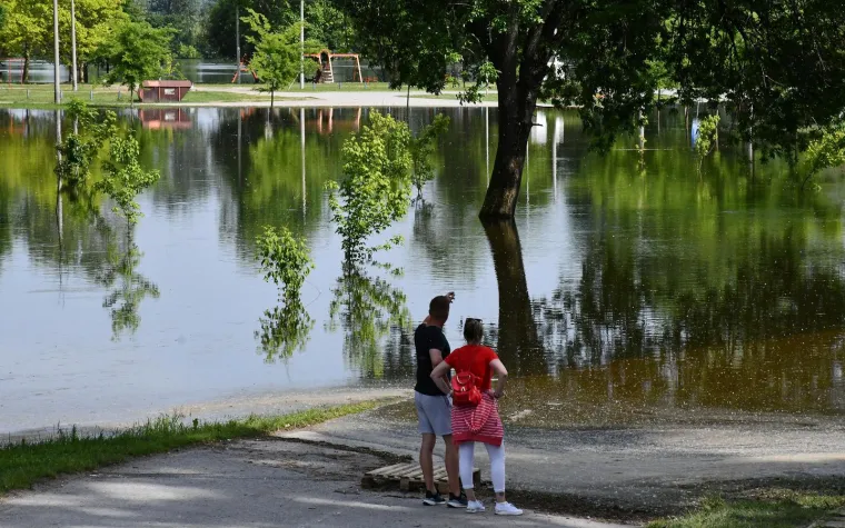Izlila se Sava iz korita i poplavila popularno izletište, vlasnici riječnih splavi su na oprezu