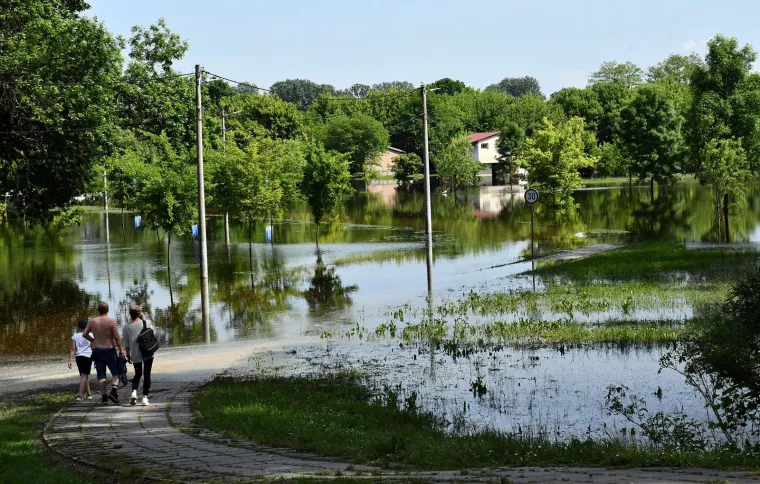 Izlila se Sava iz korita i poplavila popularno izletište, vlasnici riječnih splavi su na oprezu