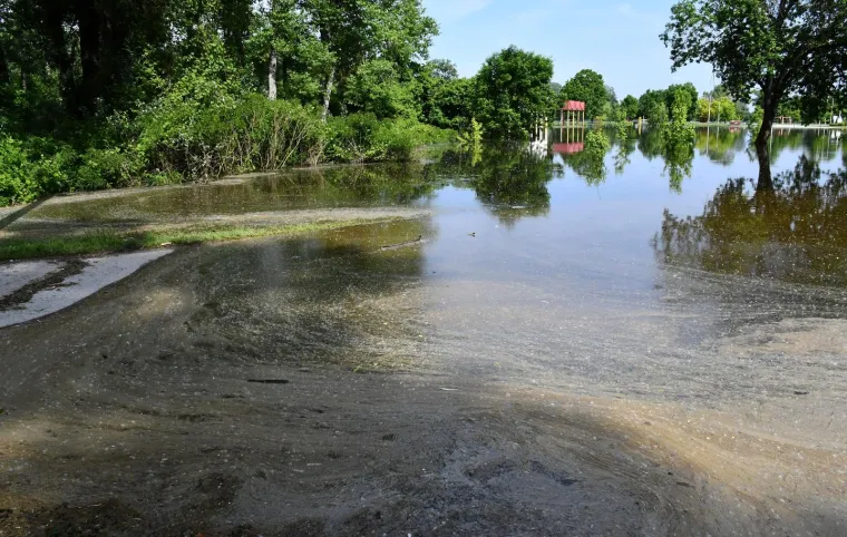 Izlila se Sava iz korita i poplavila popularno izleti&scaron;te, vlasnici riječnih splavi su na oprezu