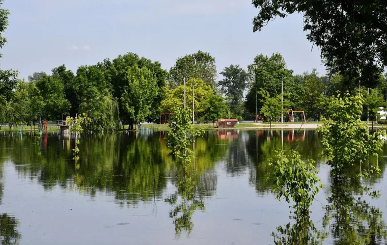 Izlila se Sava iz korita i poplavila popularno izleti&scaron;te, vlasnici riječnih splavi su na oprezu