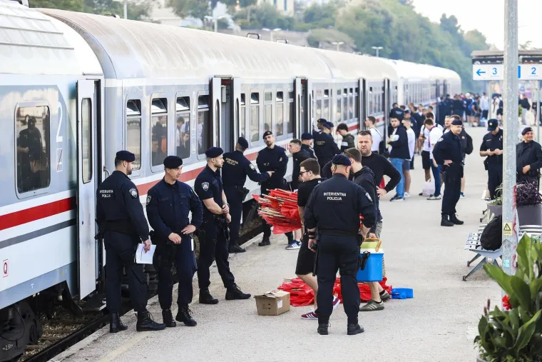 Navijači Hajduka vlakom krenuli na utakmicu sezone, prisutna i policija, ali svi su odlično raspoloženi i nasmijani