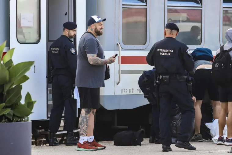 Navijači Hajduka vlakom krenuli na utakmicu sezone, prisutna i policija, ali svi su odlično raspoloženi i nasmijani