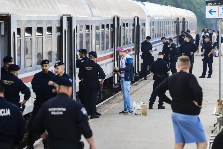 Navijači Hajduka vlakom krenuli na utakmicu sezone, prisutna i policija, ali svi su odlično raspoloženi i nasmijani