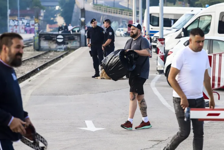 Navijači Hajduka vlakom krenuli na utakmicu sezone, prisutna i policija, ali svi su odlično raspoloženi i nasmijani