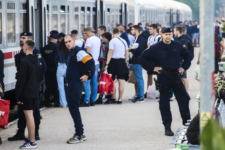 Navijači Hajduka vlakom krenuli na utakmicu sezone, prisutna i policija, ali svi su odlično raspoloženi i nasmijani