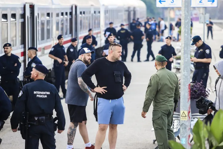 Navijači Hajduka vlakom krenuli na utakmicu sezone, prisutna i policija, ali svi su odlično raspoloženi i nasmijani