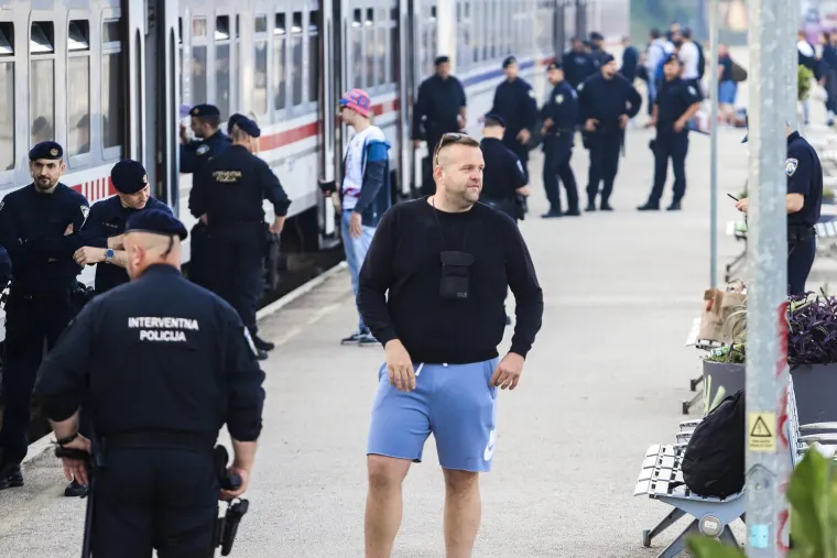 Navijači Hajduka vlakom krenuli na utakmicu sezone, prisutna i policija, ali svi su odlično raspoloženi i nasmijani