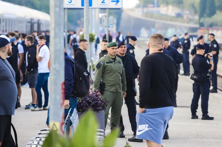 Navijači Hajduka vlakom krenuli na utakmicu sezone, prisutna i policija, ali svi su odlično raspoloženi i nasmijani