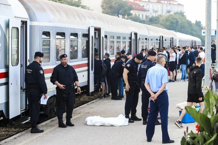 Navijači Hajduka vlakom krenuli na utakmicu sezone, prisutna i policija, ali svi su odlično raspoloženi i nasmijani