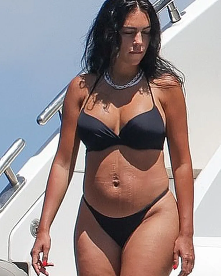 Zanosna Georgina majka je dvoje djece, a kupanja i bikinija se nikada nije htjela odreći pa ni kada je bila trudna nekoliko mjeseci. Iako su na trbuhu vidljive strije te na bedrima nekoliko nepravilnosti, ova crnka nije odmah poletjela na estetske tretmane...