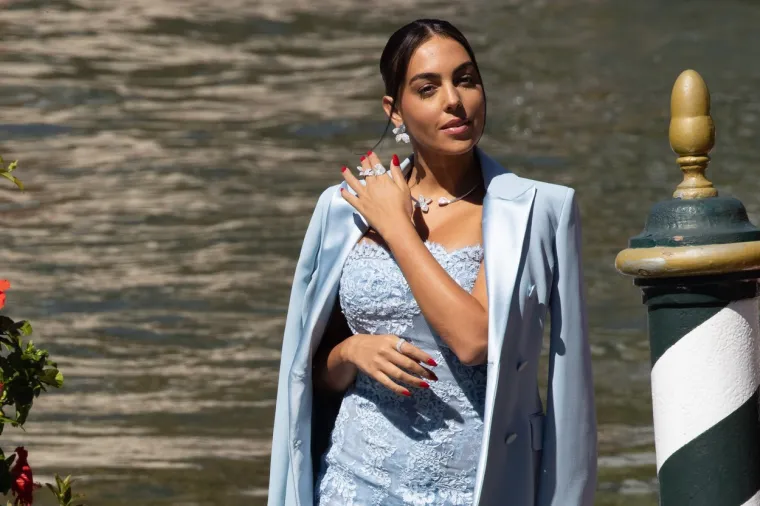 Ronaldo i Georgina odrasli su u radničkim obiteljima koje nisu imale puno novca. Jednom prilikom Ronaldo je u intervjuu s Piersom Morganom otkrio da je kao klinac molio roditelje da mu kupe običan hamburger. Rodriguez je pak otkrila kako se njih dvoje jo&scaron; uvijek ne osjećaju prihvaćeno od onih iz vi&scaron;e klase. U intervjuu za Mujer Hoy rekla je: "Imam moto. &Scaron;to god da radi&scaron;, bit će&scaron; kritiziran".