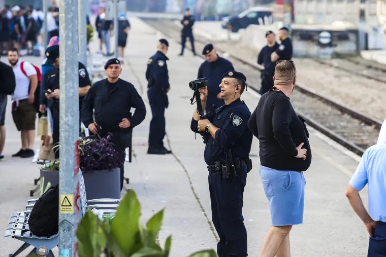 Hajdukovi navijači vlakom krenuli na finale Kupa, vlada dobro raspoloženje
