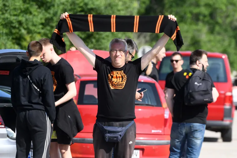 &Scaron;ibenik na nogama: Navijači u pratnji policije krenuli put Rijeke na finale Kupa