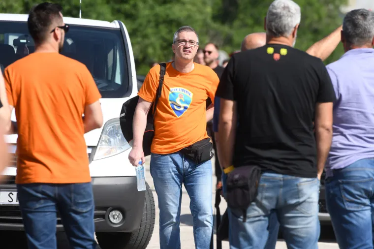 &Scaron;ibenik na nogama: Navijači u pratnji policije krenuli put Rijeke na finale Kupa