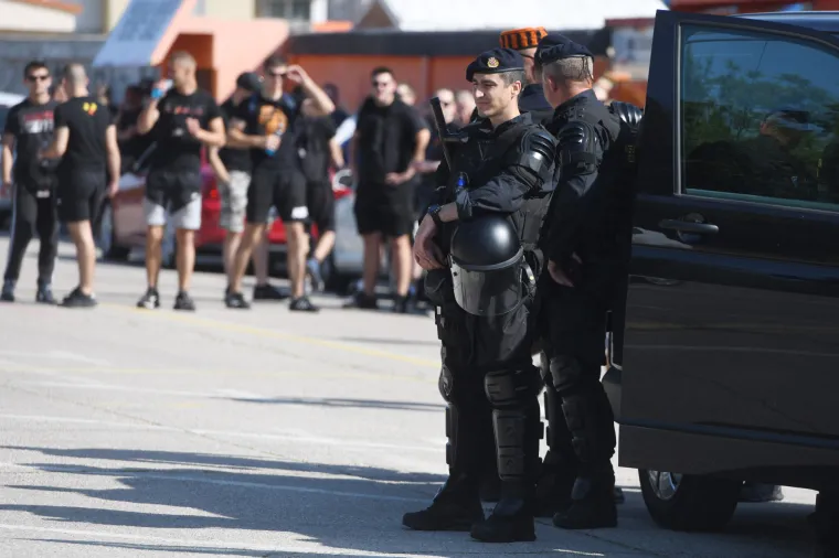 &Scaron;ibenik na nogama: Navijači u pratnji policije krenuli put Rijeke na finale Kupa