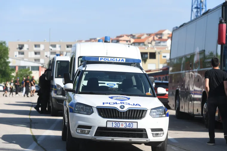 &Scaron;ibenik na nogama: Navijači u pratnji policije krenuli put Rijeke na finale Kupa