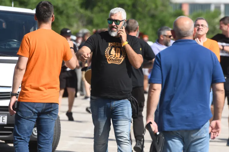 &Scaron;ibenik na nogama: Navijači u pratnji policije krenuli put Rijeke na finale Kupa