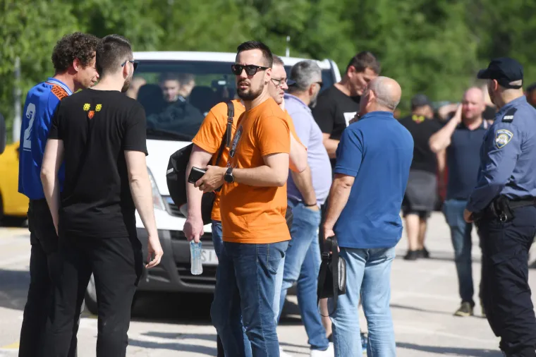 &Scaron;ibenik na nogama: Navijači u pratnji policije krenuli put Rijeke na finale Kupa