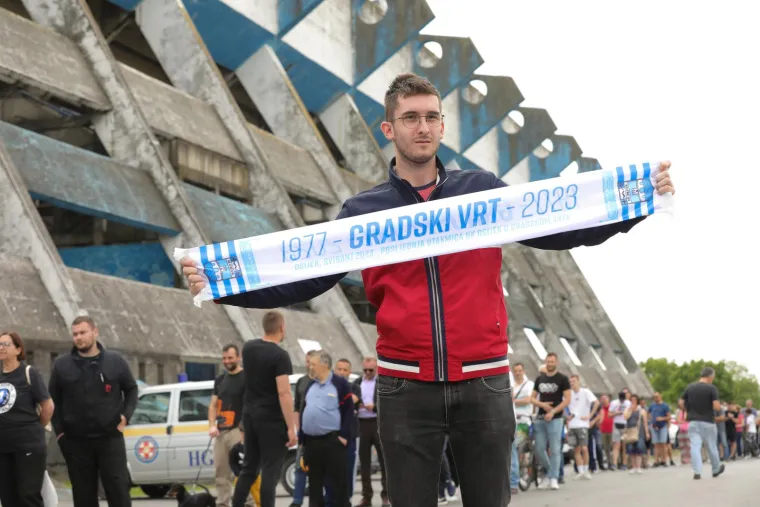 Pogledajte gužvu koju su stvorili navijači Osijeka za opro&scaron;taj od 'podruma Europe': Na Gradskom vrtu padali su velikani