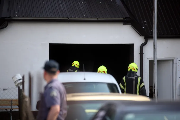 Gusti, crni dim nadvio se nad zagrebačkim Krugama: Gori zgrada, vatrogasci na terenu