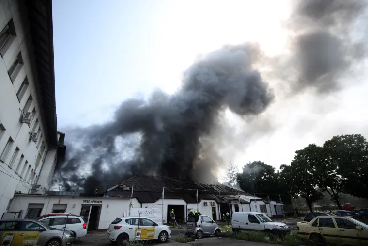 Gusti, crni dim nadvio se nad zagrebačkim Krugama: Gori zgrada, vatrogasci na terenu