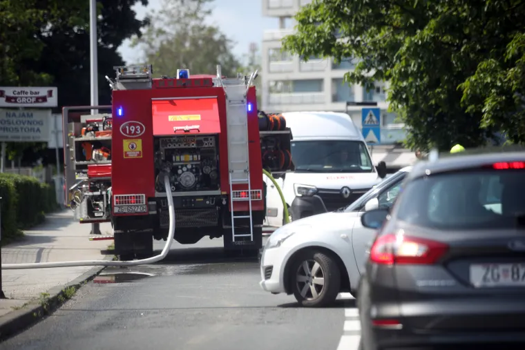 Gusti, crni dim nadvio se nad zagrebačkim Krugama: Gori zgrada, vatrogasci na terenu
