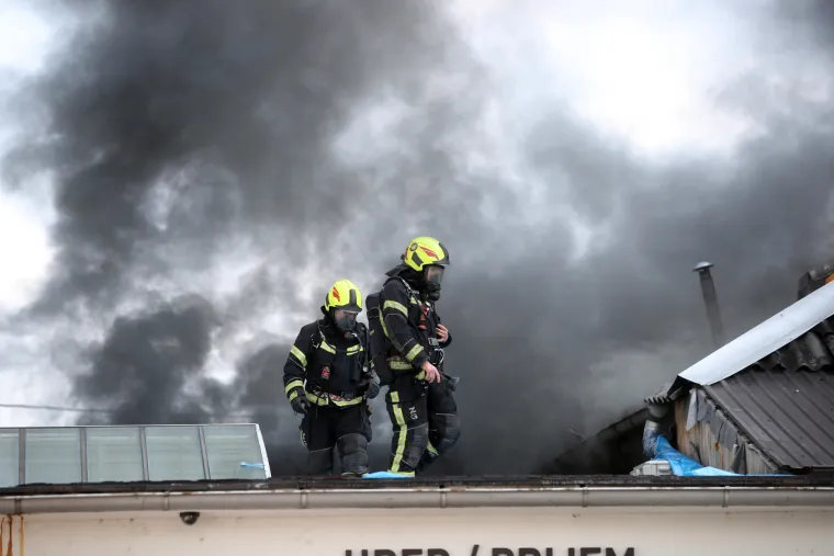 Gusti, crni dim nadvio se nad zagrebačkim Krugama: Gori zgrada, vatrogasci na terenu
