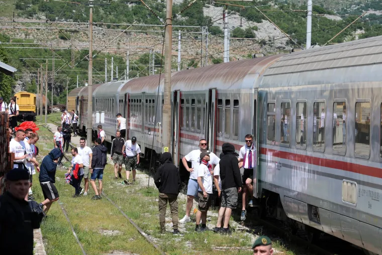 Sve je spremno za spektakl: 'Bili' vlak s Torcidom stigao u Rijeku, među Funcutima i BBB?