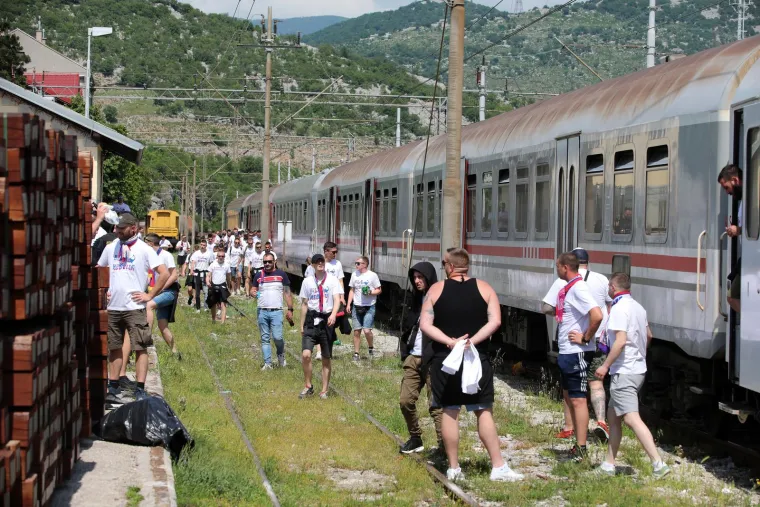 Sve je spremno za spektakl: 'Bili' vlak s Torcidom stigao u Rijeku, među Funcutima i BBB?