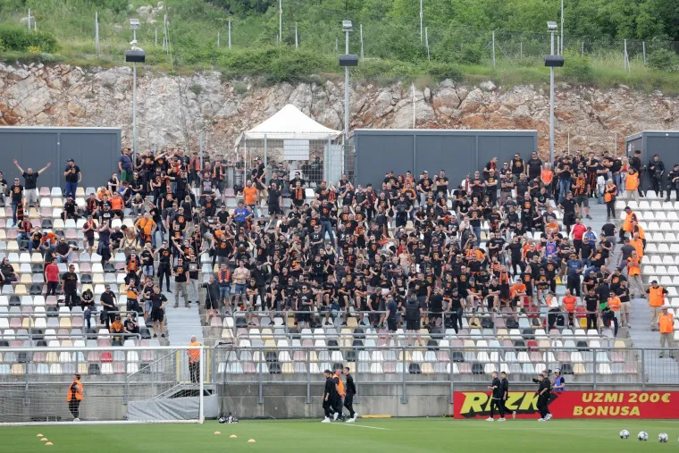 Rujevica se puni, navijači Hajduka imaju poseban transparent za Livaju: 'Marko, ako Boga znade&scaron;...'