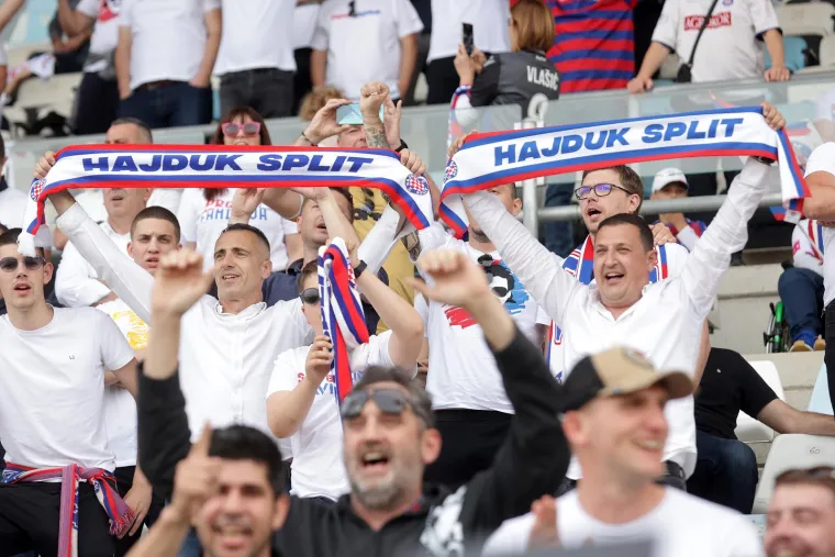 Rujevica se puni, navijači Hajduka imaju poseban transparent za Livaju: 'Marko, ako Boga znade&scaron;...'