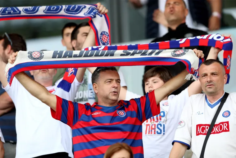 Rujevica se puni, navijači Hajduka imaju poseban transparent za Livaju: 'Marko, ako Boga znade&scaron;...'