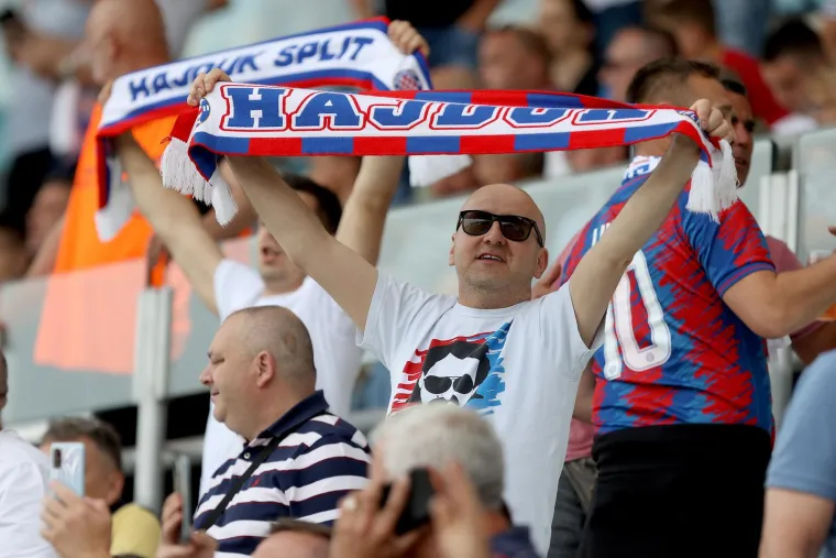 Rujevica se puni, navijači Hajduka imaju poseban transparent za Livaju: 'Marko, ako Boga znade&scaron;...'