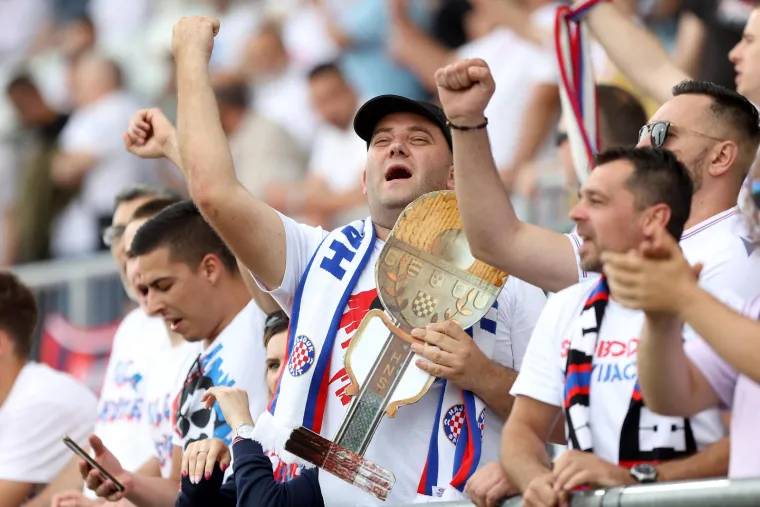Rujevica se puni, navijači Hajduka imaju poseban transparent za Livaju: 'Marko, ako Boga znade&scaron;...'